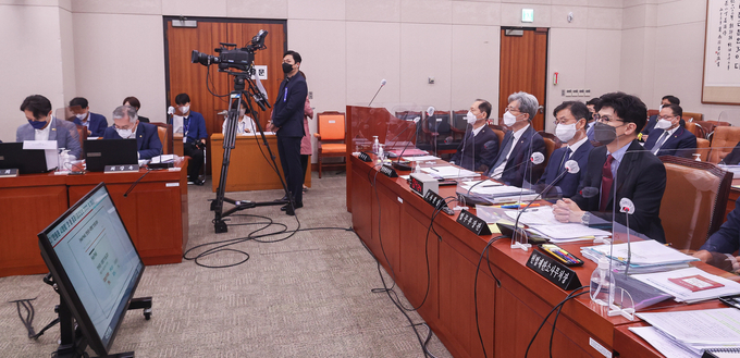 한동훈 법무부 장관이 22일 서울 여의도 국회에서 열린 법제사법위원회 전체회의에서 의원 질의에 답변하고 있다. <사진=국회사진기자단>