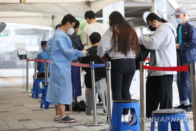 30일 오전 시민들이 서울 마포구보건소 선별진료소에서 코로나19 검사를 위해 차례를 기다리고 있다. 2022.8.30