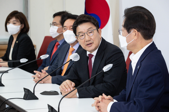 국민의힘 권성동 원내대표가 31일 오전 국회 원내대표실을 찾은 더불어민주당 이재명 대표와의 면담 전 인사말을 하고 있다. 2022.8.31 (사진출처:연합뉴스)