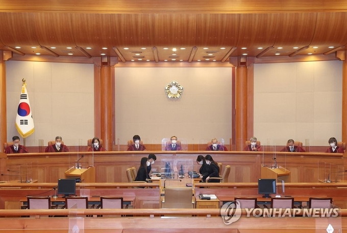 유남석 헌법재판소장(가운데)을 비롯한 재판관들이 31일 오후 서울 종로구 헌법재판소 대심판정에 입장해 자리에 앉아 있다. 2022.8.31