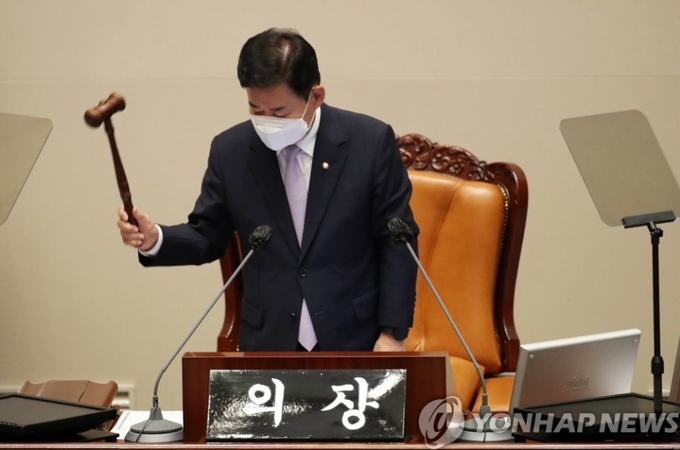 김진표 국회의장이 1일 400회 정기국회 개회 선언을 하고 의사봉을 두드리고 있다. ( ⓒ연합)