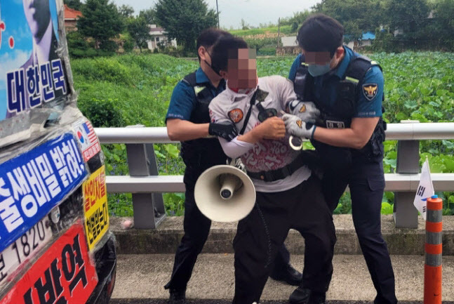 경남 양산경찰서 경찰관들이 문재인 전 대통령 비서실 인사를 커터칼로 협박하는 등 소란을 피운 평산마을 장기 1인 시위자를 특수협박 혐의로 체포하고 있다.