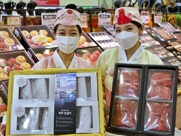 롯데마트 서울역점 추석선물세트 코너에서 상품을 홍보하고 있는 모습 <사진-롯데쇼핑>