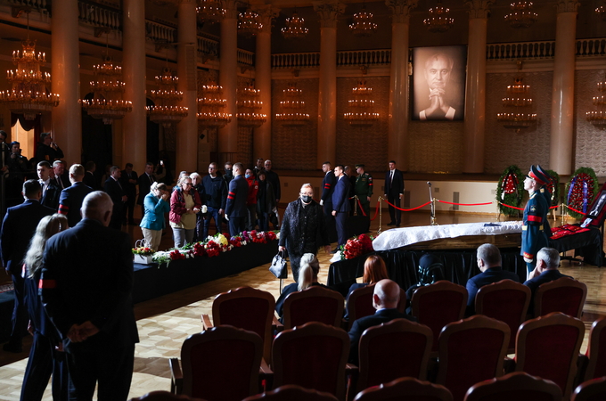 3일(현지시간) 러시아 모스크바의 '하우스 오브 유니언' 필라홀에서 미하일 고르바초프 전 소련 대통령의 장례식이 열린 가운데 추모객들이 고르바초프 전 대통령의 시신이 놓인 관 앞을 지나며 애도를 표하고 있다. <사진=연합뉴스>