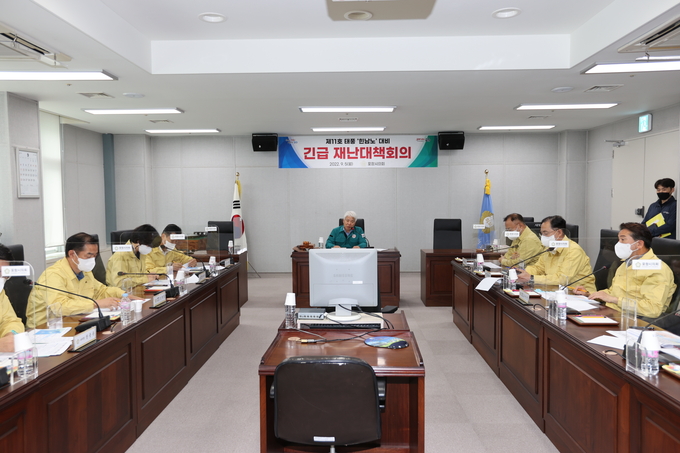 포항시의회가 제11호 태풍 '힌남노' 관련 긴급 안전대책 회의를 개최하고 있다. <사진=포항시의회 제공>