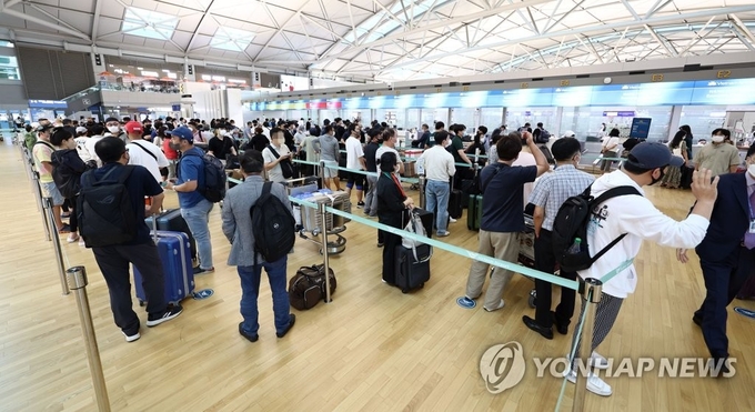  입국 전 코로나19 검사 의무가 폐지되면서 해외여행 예약이 증가하고 있는 14일 인천국제공항 1터미널 출국장에서 여행객들이 탑승 수속을 위해 기다리고 있다. 2022.9.14