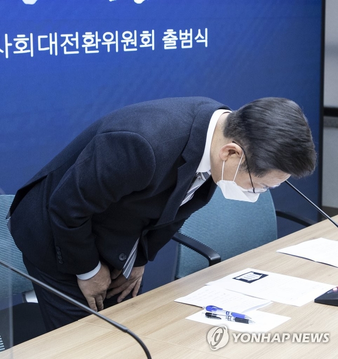 '아들 도박' 의혹 관련 사과하는 이재명 대선후보