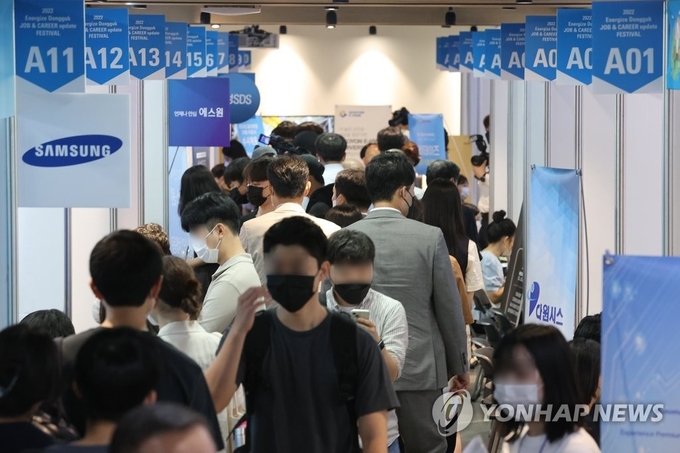 1일 서울 중구 동국대학교에서 열린 취업박람회 대기업 부스가 상담을 기다리는 학생들로 붐비고 있다. 2022.9.1
