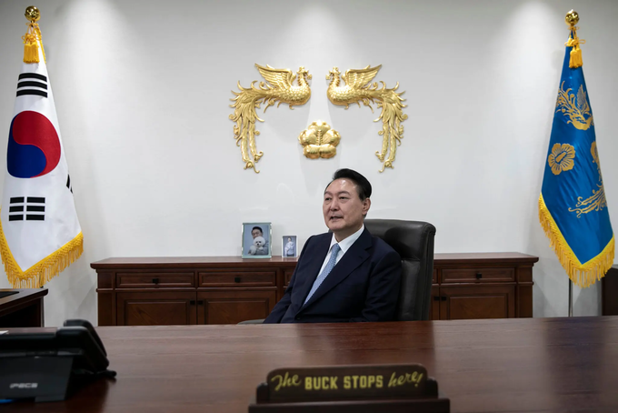 A desk plaque in Mr. Yoon’s office reads “The Buck Stops Here.” President Biden gave it to him in May. (사진 출처:NYT 보도 캡쳐)