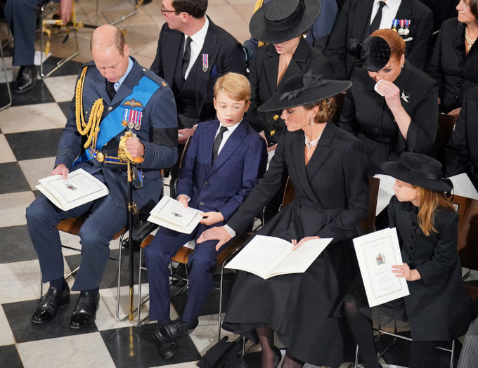 19일(현지시간) 치러진 엘리자베스 여왕 장례식에 참석한 조지 왕자와 샬럿 공주 ( ⓒ로이터=연합뉴스)