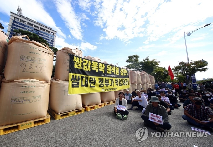 '쌀값 폭락, 정부가 책임져라' 전북 농민들 나락 투쟁 [연합뉴스 자료사진]