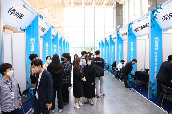 수성알파시티 내 SW융합테크비즈센터(DNEX)에서 개최된 ‘2022 청년굿잡 일자리박람회’를 찾은 방문객들. (사진제공=대구 수성구청)