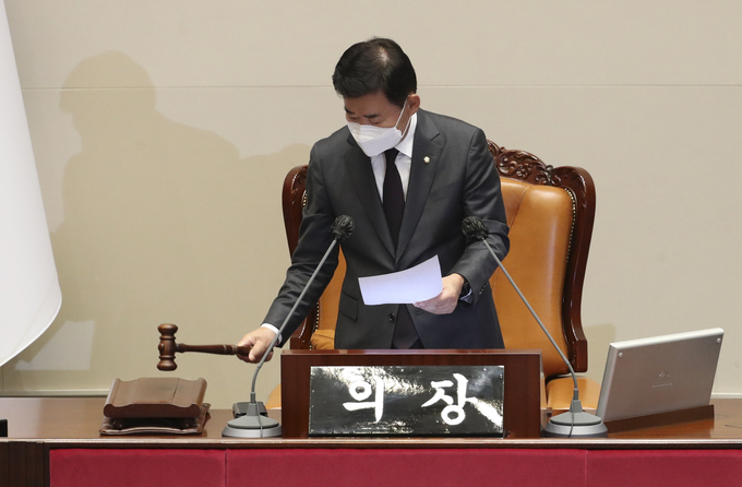 김진표 국회의장이 29일 오후 국회에서 본회의 속개를 선언하고 있다. 2022.9.29 (사진출처:연합뉴스)