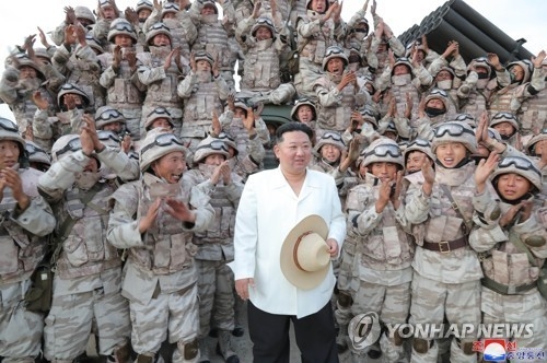 김정은 북한 국무위원장은 지난달 25일부터 지난 9일까지 인민군 전술핵운용부대, 장거리포병부대, 공군비행대의 훈련을 지도했다고 조선중앙통신이 10일 밝혔다.[사진=연합뉴스, 조선중앙통신]