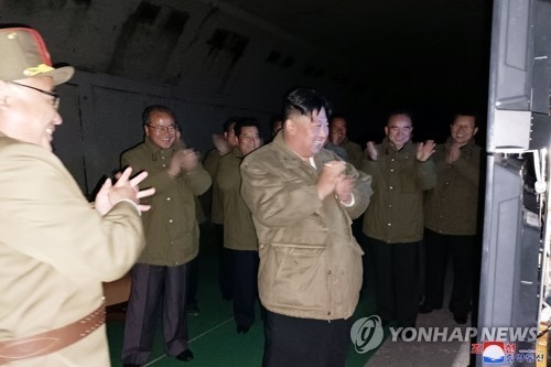 북한 김정은 국무위원장이 12일 전술핵운용부대에 배치된 장거리전략순항미사일 시험발사를 현지에서 지도했다고 조선중앙통신이 13일 보도했다.[사진=연합뉴스, 북한 조선중앙통신]