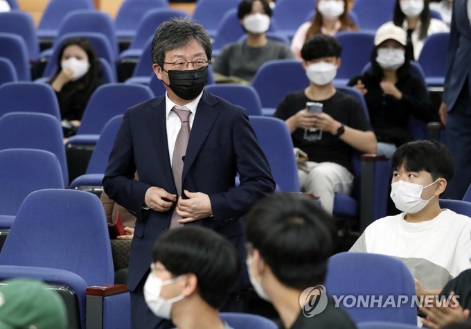 유승민 전 의원이 지난달 29일 오전 대구 북구 경북대학교에서 '무능한 정치를 바꾸려면'이라는 주제로 특강을 하기위해 강의실로 들어오고 있다