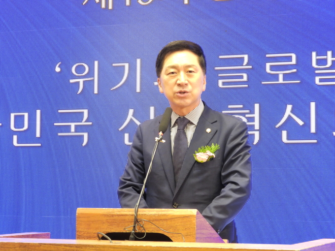 김기현 국민의힘 의원은 26일 오전 여의도CCMM빌딩 컨벤션홀에서 열린 폴리뉴스-상생과통일 19차 경제산업포럼에서 발언하고 있다.