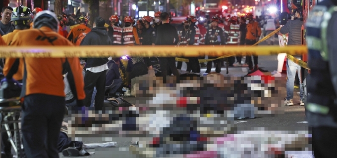 29일밤 이태원 할러윈 파티에 참석한 시민들이 대형 압사참사가 발생했다. 소방대원들이 현장에 사망자와 부상자를 긴급히 수습, 이송하고 있다. ( ⓒ연합,  2022.10.30)