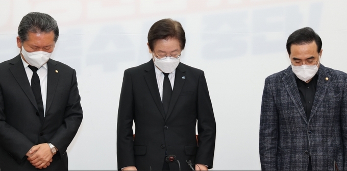 더불어민주당 이재명 대표 등 당 지도부가 30일 국회에서 긴급 기자회견을 갖고 '이태원 할러윈 압사 참사' 수습에 초당적 협력을 약속하고, 희생자들을 위한 묵념을 하고 있다. ( ⓒ연합. 2022.10.30)
