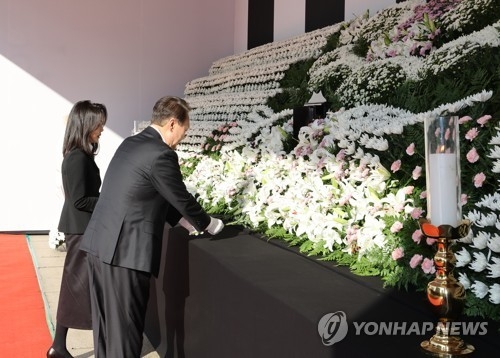 윤석열 대통령과 김건희 여사가 31일 오전 서울광장에 마련된 이태원 사고 사망자 합동분향소를 방문, 헌화하고 있다.[사진=연합뉴스]