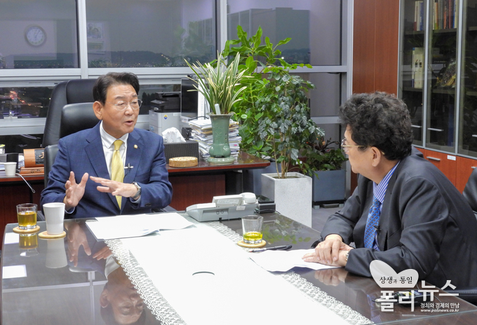 김교흥 민주당 의원은 폴리뉴스 김능구 대표와 인터뷰 하고 있다. ( ⓒ폴리뉴스 강경우PD)