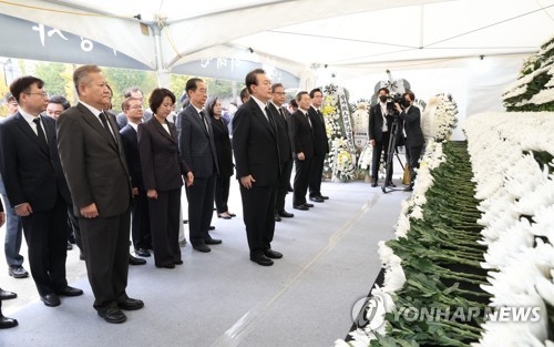 윤석열 대통령과 국무위원들이 1일 서울 용산구 녹사평역 광장에 설치된 이태원 사고 사망자 합동분향소를 찾아 조문하고 있다.[사진=연합뉴스]