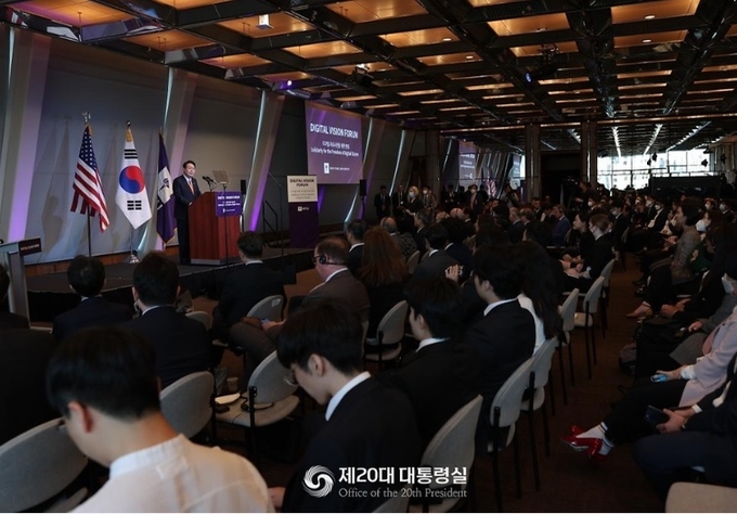 윤석열 대통령이 지난 9월 21일(현지시간) 미국 뉴욕 뉴욕대(NYU) 키멜 센터에서 열린 디지털 비전 포럼에서 연설하고 있다.