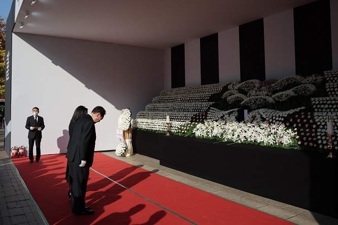윤석열 대통령이 지난 10월 31일 서울시청광장 합동분향소를 찾아 조문하고 있는 모습.[사진=대통령실]
