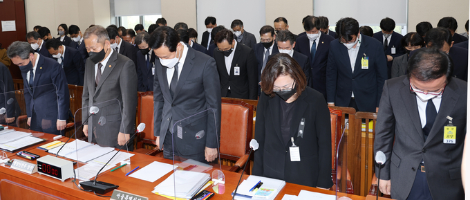 7일 오후 국회에서 열린 행정안전위원회에서 윤희근 경찰청장(왼쪽부터), 이상민 행정안전부 장관, 오세훈 서울시장, 박희영 용산구청장, 김광호 서울경찰청장이 묵념하고 있다. 2022.11.7 <사진=연합뉴스>