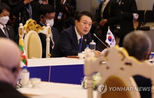 윤석열 대통령이 11일 오후 캄보디아 프놈펜 소카호텔에서 열린 한·아세안 정상회의에 참석, 모두발언을 하고 있다.[사진=연합뉴스]