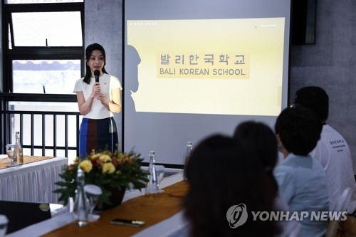 김건희 여사가 14일(현지시간) 인도네시아 발리에 위치한 한국학교를 방문, 교민 자녀와 학생, 청년 등에게 한글을 가르치고 한국 문화 전파에 나선 교직원 등에게 감사의 마음을 전하고 있다.[사진=연합뉴스]