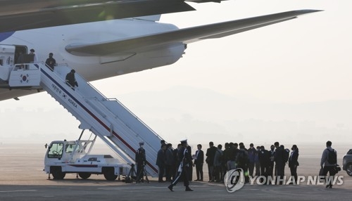 지난 11일 오전 성남 서울공항에서 취재진이 윤석열 대통령의 아세안(ASEAN·동남아국가연합) 관련 정상회의 및 주요20개국(G20) 정상회의 등 다자회의 참석 취재를 위해 공군 1호기에 탑승하고 있다.[사진=연합뉴스]