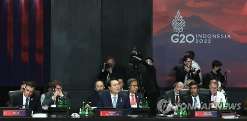 윤석열 대통령이 15일(현지시간) 인도네시아 발리 캠핀스키호텔에서 열린 주요 20개국(G20) 정상회의 첫 번째 세션(식량·에너지·안보)에 참석하고 있다.