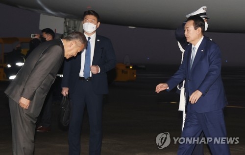 4박 6일간의 동남아 순방을 마친 윤석열 대통령이 16일 오전 성남 서울공항에 도착, 영접 나온 이상민 행안부 장관과 인사하고 있다.[사진=대통령실]