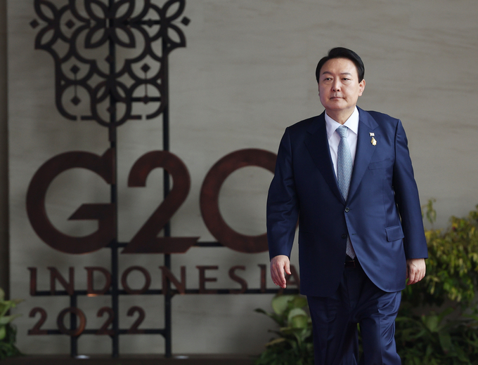 윤석열 대통령이 15일(현지시간) 인도네시아 발리 캠핀스키호텔에서 열린 주요 20개국(G20)정상회의에 참석하기 위해 회의장으로 향하고 있다. 2022.11.15