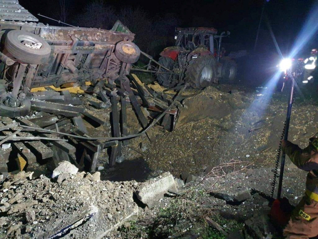 15일(현지시간) 우크라이나 국경과 접한 폴란드 동부 프르제워도우 마을의 폭발 현장을 촬영한 사진. 이날 러시아로부터 발사된 것으로 추정되는 미사일 2기가 이 마을에 떨어져 현재까지 2명이 숨졌다. <사진=로이터/연합뉴스)
