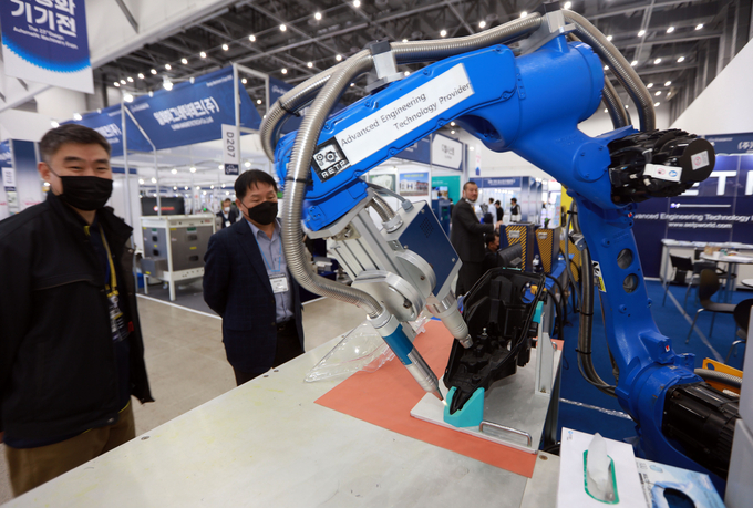 지난 15일 오후 대구 북구 엑스코에서 열린 2022 대구국제기계산업대전에서 다양한 산업용 로봇들 <사진=연합뉴스>