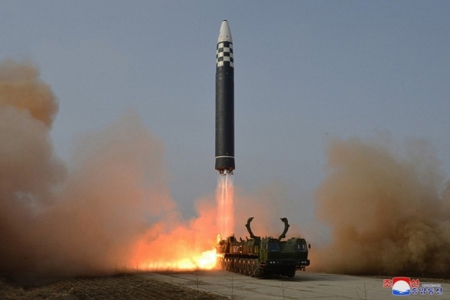 합동참모본부에 따르면 북한은 18일 오전 10시 15분께 평양 순안 일대에서 동해상으로 ICBM 1발을 발사했다. 사진은 북한 관영매체가 화성-17형 발사 장면이라며 올해 3월 공개한 사진.<em></div> </em><사진=연합뉴스>