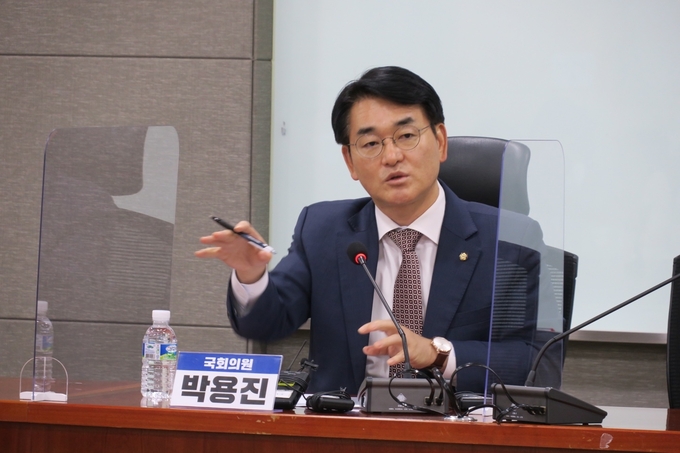21일 삼성생명법 설명 기자간담회를 개최한 박용진 의원(사진제공:박용진 의원실)