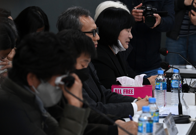 이태원 참사 유가족들이 22일 오전 서울 서초구 민주사회를 위한 변호사모임(민변)에서 열린 입장발표 기자회견에서 발언하고 있다. 2022.11.22 [공동취재]  ⓒ연합뉴스