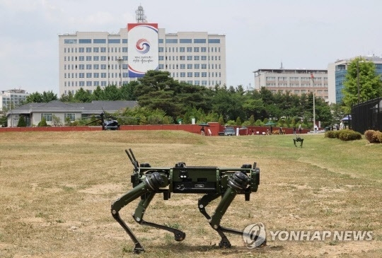 지난 6월12일 시범 개방된 서울 용산공원에 모습을 보인 경비로봇[사진=연합뉴스]