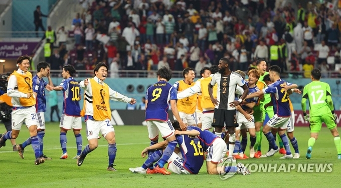 카타르 알라이얀의 할리파 인터내셔널 스타디움에서 열린 2022 카타르 월드컵 조별리그 E조 독일과 일본의 경기에서 2-1 역전승을 거둔 일본 선수들이 기뻐하며 그라운드로 뛰어들고 있다. 2022.11.24