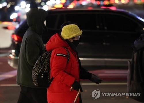 시민들이 추위에 웅크린 채 서울 세종로 거리를 지나가고 있다. [연합뉴스 자료사진]