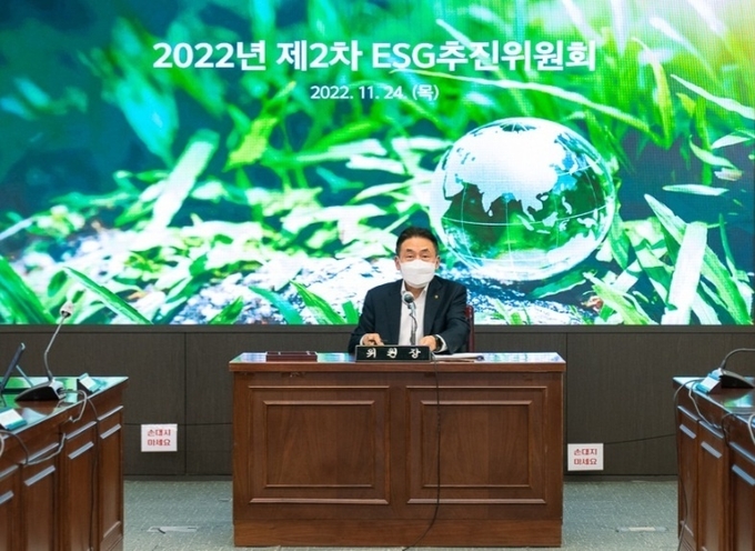 24일 농협은행 본사에서 개최된 '제2차 ESG추진위원회'에서 김춘안 위원장(농업·녹색금융부문 부행장)이 모두 발언을 하고 있다.