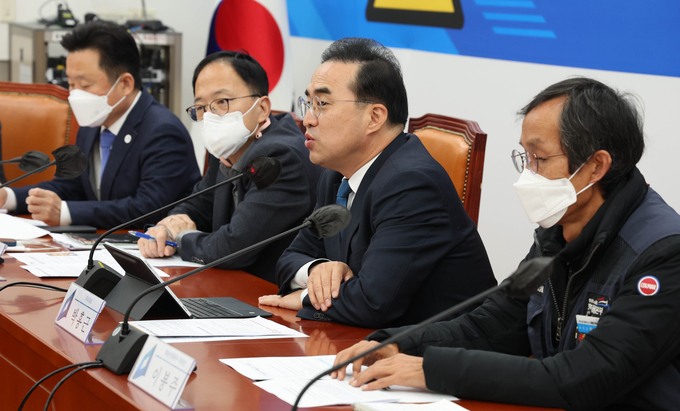 더불어민주당 박홍근 원내대표가 25일 국회에서 열린 화물연대본부 안전운임제 확대를 위한 간담회에서 발언하고 있다. 2022.11.25 (사진출처:연합뉴스)