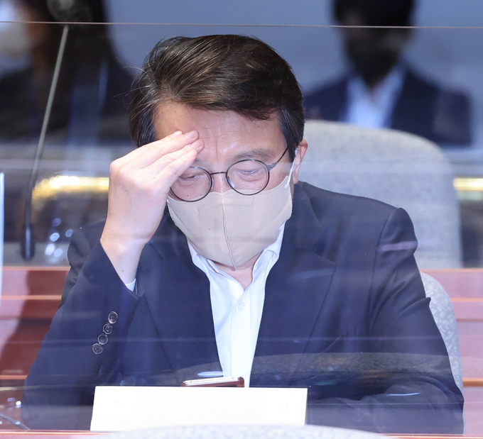 더불어민주당 김의겸 의원이 24일 국회에서 열린 의원총회에 참석해 자리에 앉아 있다. 2022.11.24 (사진출처:연합뉴스)