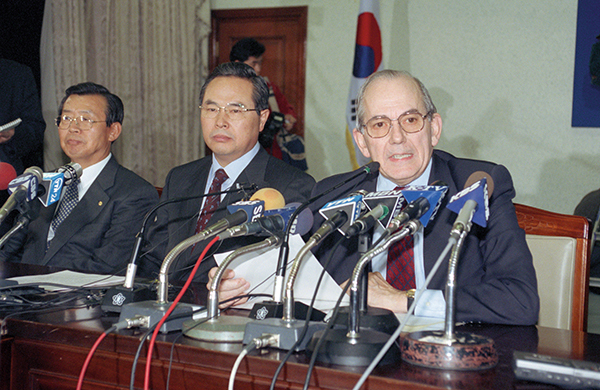 1997년 12월 3일, 임창열 경제부총리와 미셸 캉드쉬 IMF 총재가 협상 결과를 발표하는 모습