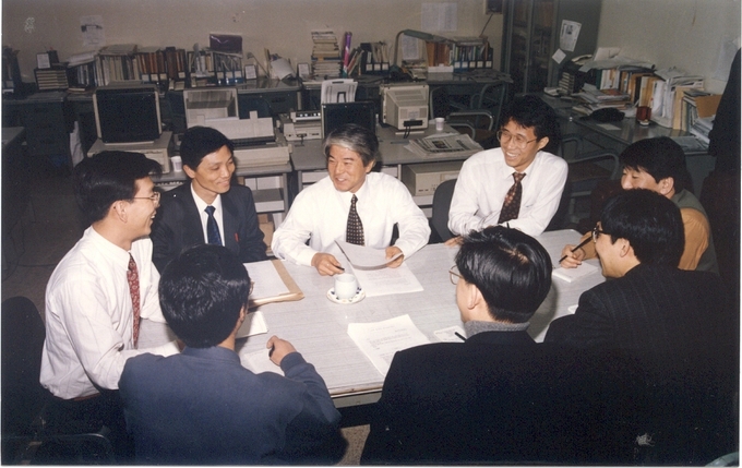당직자 시절 제정구 의원(가운데)과 함께 회의를 하고 있는 조정식 사무총장(오른쪽)  ⓒ의원실 제공