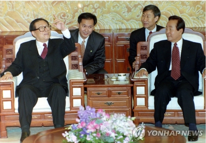 장쩌민 중국 국가 주석 방한 당시 모습 . 지난 1995년 11월 14일 청와대에서 고 김영삼 전 대통령과 장쩌민 중국 국가주석이한-중 정상회담을 하고 있다 [연합뉴스 자료사진]