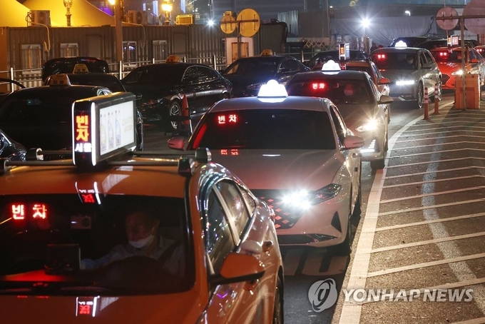 심야 시간 서울역 택시 승강장에서 대기하는 택시들 [연합뉴스 자료사진]